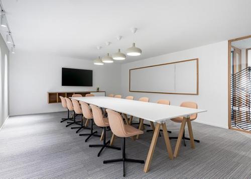 De magnifiques bureaux sur mesure pour 5 personnes